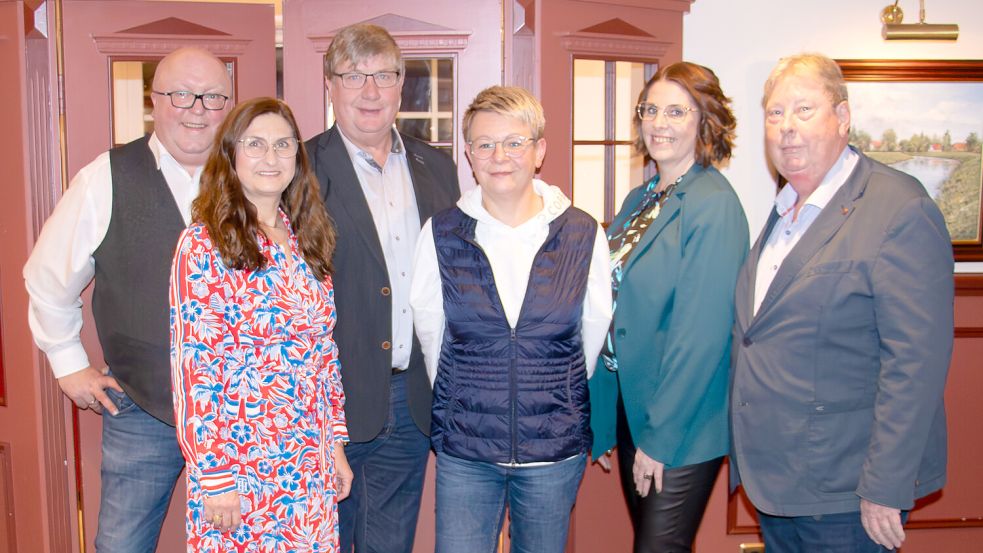 Der neue Vorstand von „Möhlenland Grootfehn“: Mitgliedschaftsbeauftragter Edzard Buss (von links), Präsidentin Silke Andresen, 1. Vizepräsident Dieke Schön, Schatzmeisterin Silvia Herz, Sekretärin Nicole Möhl und 2. Vizepräsident Karl-Heinz Assing. Foto: privat