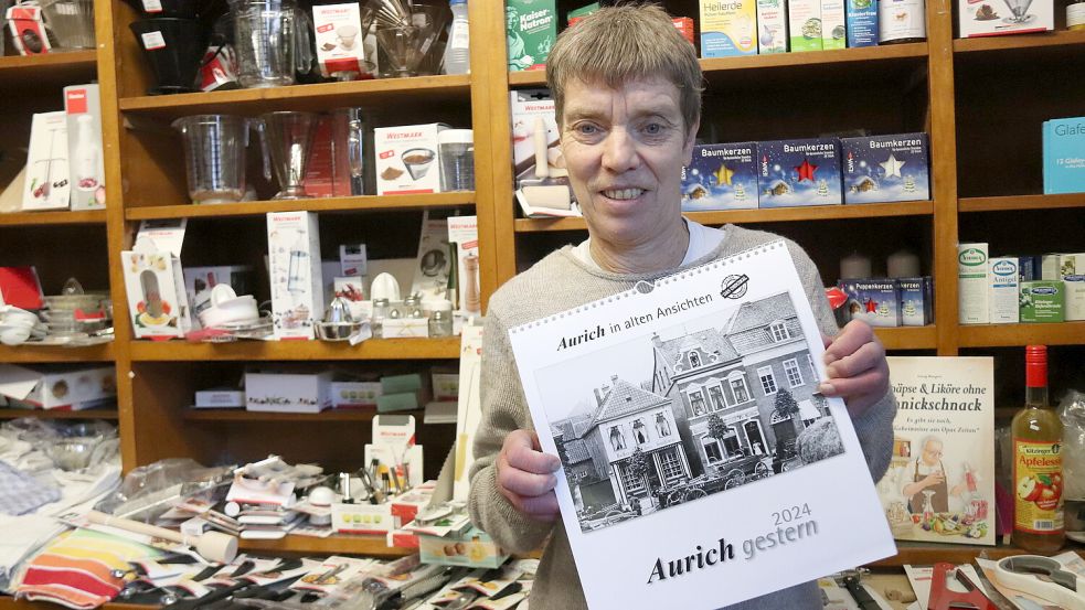 Almuth Maaß hat wieder mehrere Motive mit aktuellem Bezug für ihren Kalender gefunden. Foto: Karin Böhmer