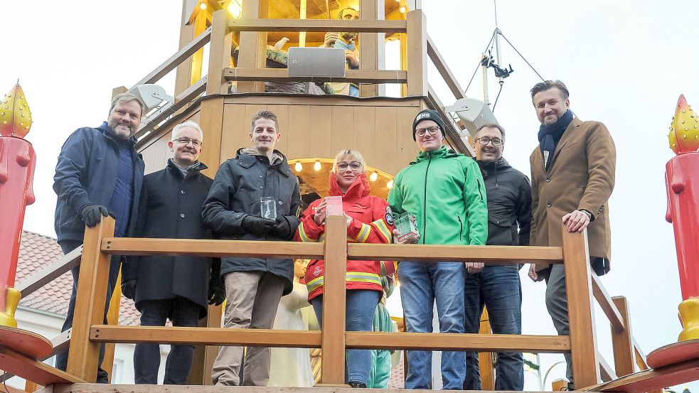 Drei Ostfriesen sind in luftiger Höhe mit dem Young-People-Award ausgezeichnet worden. Julia Austen (Mitte) nahm die Goldene Pyramide, Martin Schröder (Dritter von links) die Silberne Pyramide und Marco Garrels (Dritter von rechts) die Bronzene Pyramide von Udo Hippen (von links), Rüdiger Musolf, Holger Wesseln und Stephan Schmidt entgegen. Foto: Stephan Friedrichs