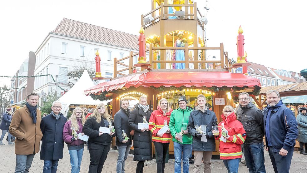 Die Jury-Mitglieder Stephan Schmidt (von links), Rüdiger Musolf, Udo Hippen (von rechts) und Holger Wesseln mit den Preisträgern Julia Austen, Martin Schröder, Marco Garrelts sowie den weiteren Nominierten Dana Wunder, Neele Nessen, Steffen Beitelmann, Michelle Dinkgräfe und Hanna Kruse. Es fehlen auf dem Foto Lea Matschke und Bartolomiej Dziuba.