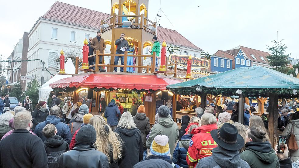 Zahlreiche Zuschauer verfolgten mit Spannung die Bekanntgabe der Preisträger des Young People Award auf dem Auricher Weihnachtszauber. Foto: Stephan Friedrichs