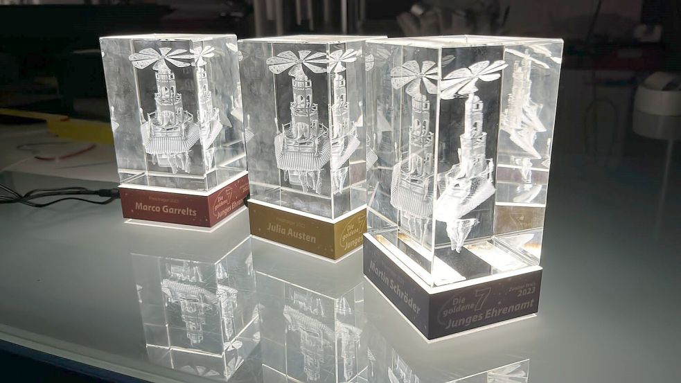 Die drei Preise zeigen die Auricher Weihnachtspyramide. Sie sind von zwei Auricher Firmen – Altstadtfoto und Ottersberg Werbung & Druck hergestellt worden. Foto: Gemeinnütziger Verein der Auricher Kaufleute