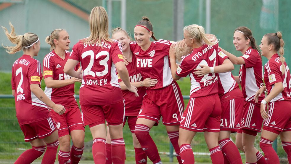 Die SpVg-Frauen jubeln über einen Treffer ihrer Torjägerin Emma Schurwonn. Foto: Helmut Vortanz
