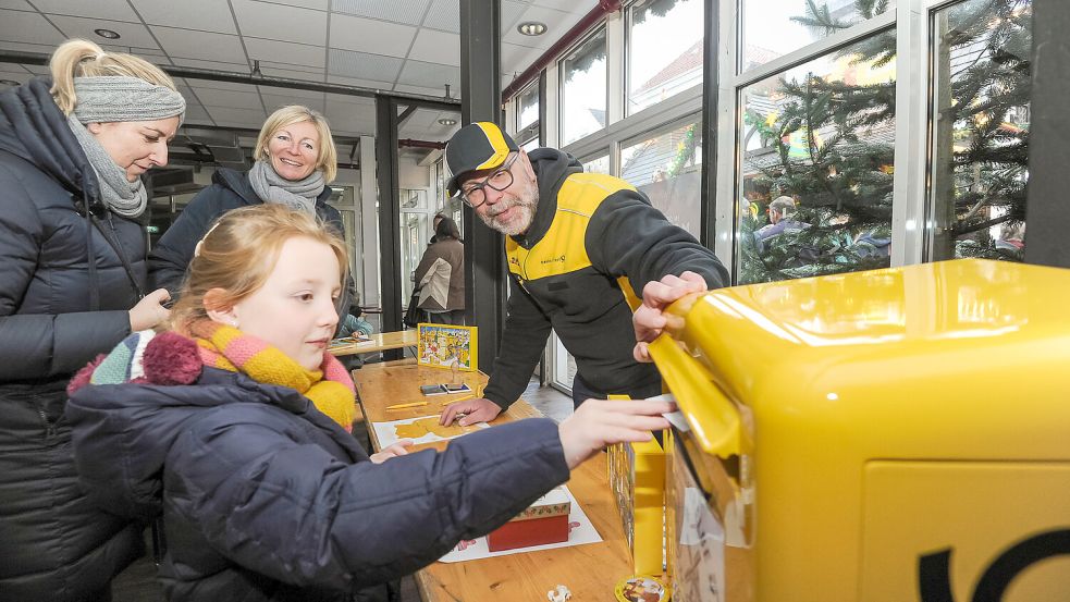 Dem Weihnachtsmann einen Brief zu schreiben war am Ersten Advent das Ziel vieler Kinder in der Markthalle. Sie lernten dabei auch für Kinder unübliches Gerät wie einen Briefkasten kennen. Foto: Stephan Friedrichs