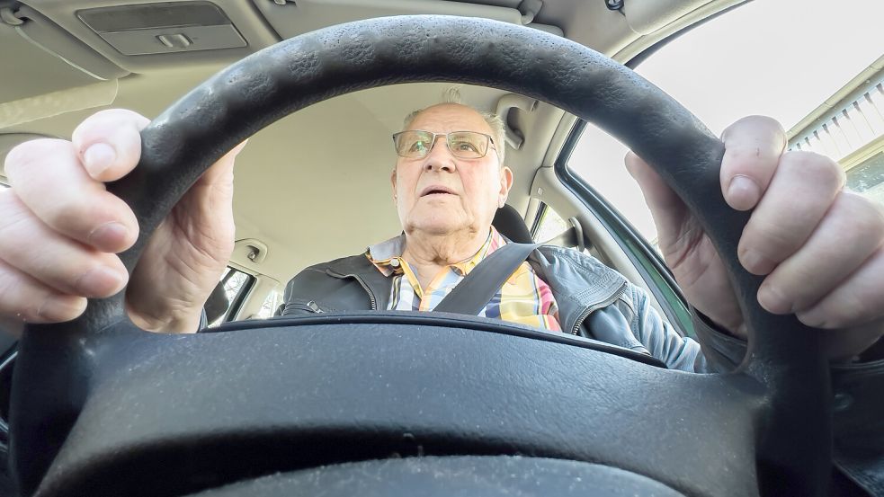 Ein älterer Fahrer beim Fahrtraining „Fit im Auto“ für Senioren. In manchen EU-Ländern müssen ältere Autofahrer regelmäßig zur Fahrtauglichkeitsprüfung. Foto: dpa/Julian Stratenschulte