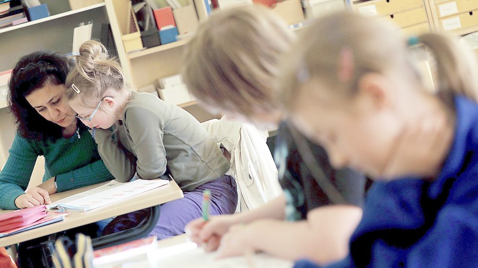 Schulhelfer, wie hier in Aachen, betreuen Kinder mit Handicaps im Unterricht.Foto: DPA