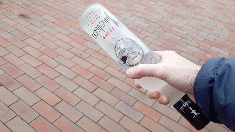 Mit einer Wodka-Flasche (nachgestellte Szene) schlug der Angeklagte auf seine Opfer ein. Foto: Thomas Dirks