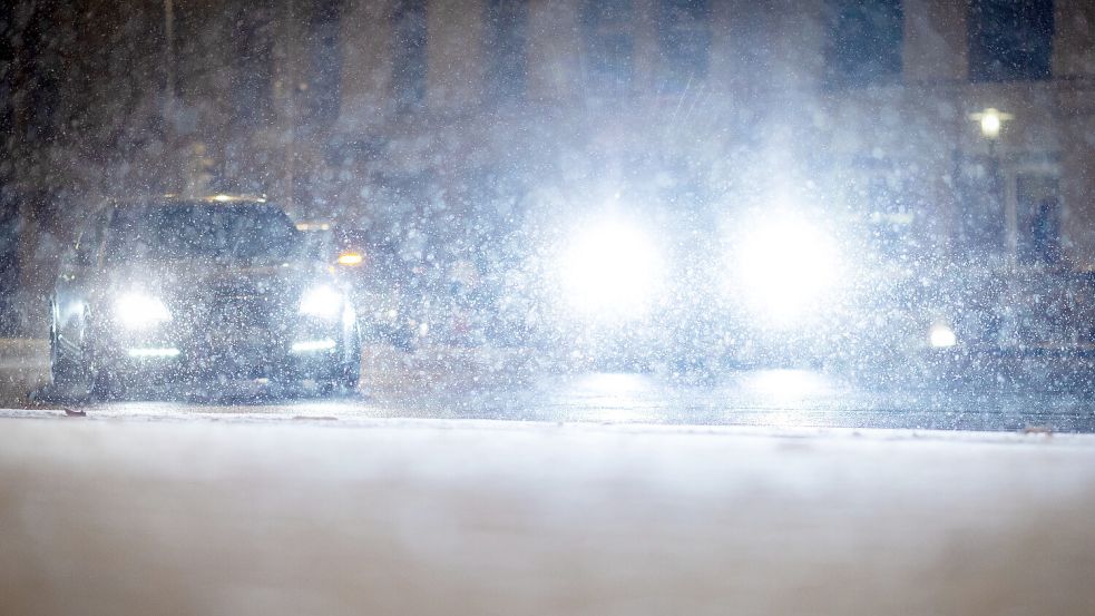 Autos fahren im Schnee. Foto: DPA
