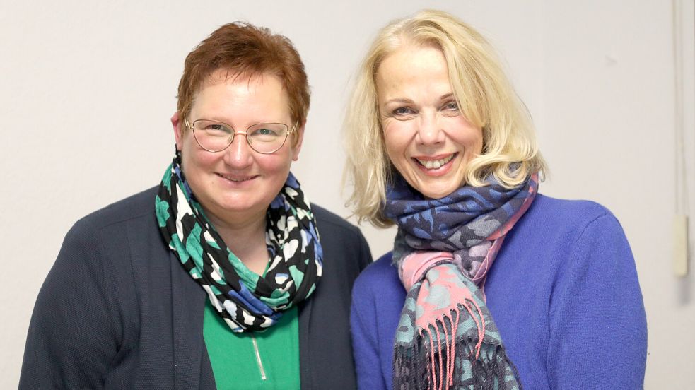 Die Schatzmeisterin des Auricher Kinderschutzbundes Helga Schäfer (links) und die Vorsitzende Sabine Böttcher. Foto: Romuald Banik