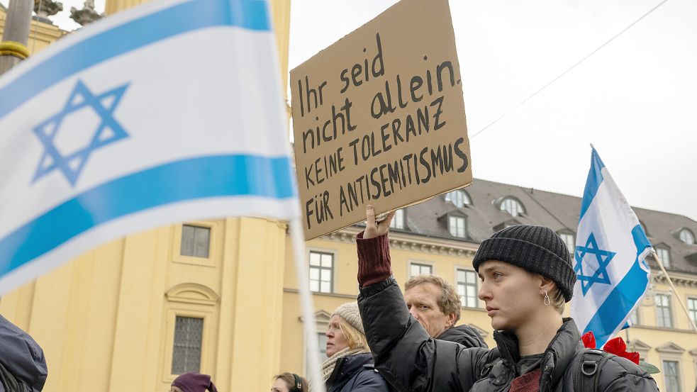 An vielen Orten, wie hier in München, wird nach dem Überfall der Hamas auf Israel gegen Antisemitismus demonstriert. Jetzt soll auch in Norden eine Kundgebung stattfinden. Foto: DPA