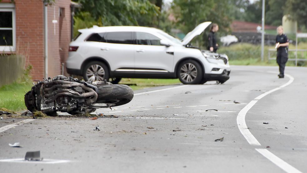 Polizistinnen sichern am 21. September Spuren an der Stelle auf der Kirchstraße in Osterupgant, an der das Auto und das Motorrad kollidiert sind. Foto: Thomas Dirks