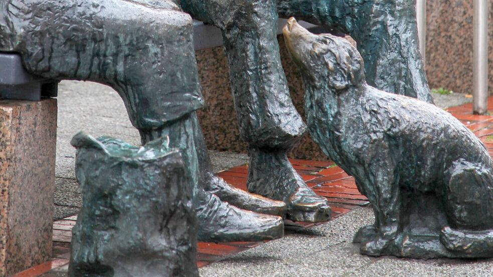 Hund und Tasche standen vor der Sanierung der Fußgängerzone zu Füßen von Oma und Opa. Foto: Romuald Banik