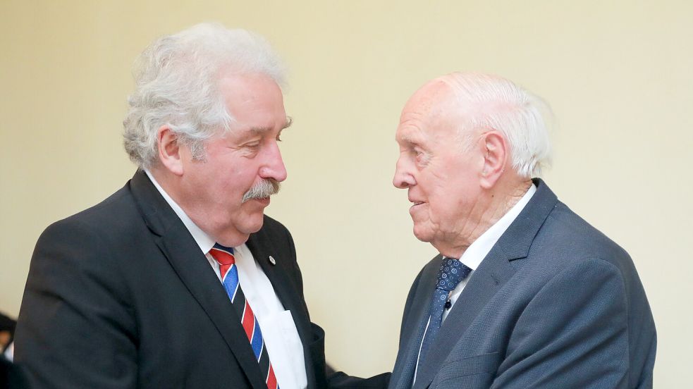 Andreas Lengert (rechts) im vorigen Jahr beim Festakt zum 50. Jubiläum der Gemeindegebietsreform zusammen mit Landschaftspräsident Rico Mecklenburg. Foto: Romuald Banik
