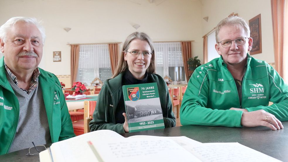 Johannes Müller (von links), Anja Stresow und Heinz-Werner Müller freuen sich über den Erinnerungsschatz, den sie mit der Chronik nun in Händen halten. Foto: Karin Böhmer