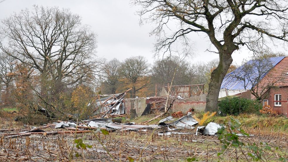 Ein Tornado der Stärke F1 ging am 24. November an einem Wohnhaus samt Nebengebäuden in Kirmeer entlang und verursachte erhebliche Schäden. Foto: Archiv/Ullrich