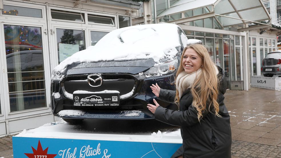 Insa Janßen freut sich über ihr neues Auto. Foto: Romuald Banik