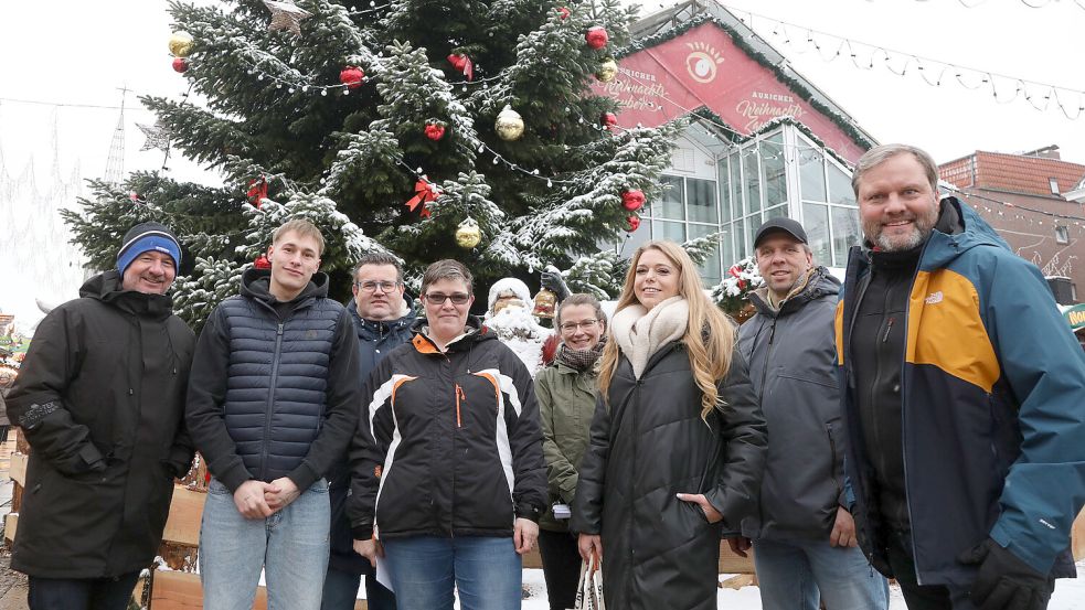 Marco Bordasch (Verkehrsverein, von links), Gewinner Lukas Hayen, Jens Coordes (KV), Gewinnerin Silvia Sanders, Sandra Pfeiffer-Fecht (Stadtmarketing), Gewinnerin Insa Janßen, Hilko Ubben (Mazda-Ubben) und KV-Vorsitzender Udo Hippen freuen sich über den gelungenen Start des Weihnaschtszaubers. Foto: Romuald Banik