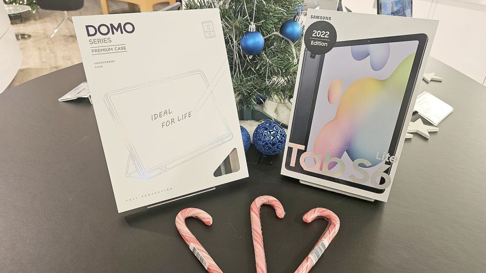 Zuckersüße Frage: Wie viele Zuckerstangen sind im ON-Media-Store dekoriert? Das Zählen lohnt sich! Als Preis wartet auf den Gewinner ein Samsung-Tablet und ein dreimonatiges E-Paper-Abo der Ostfriesischen Nachrichten. Foto: Tizian Dunkmann