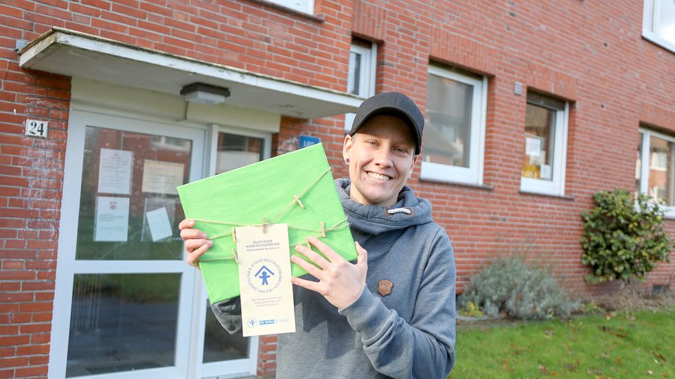 Nina Siebels vor dem Haus in der Schulstraße, wo sich die Eltern-Kind-Gruppe trifft. Foto: Romuald Banik