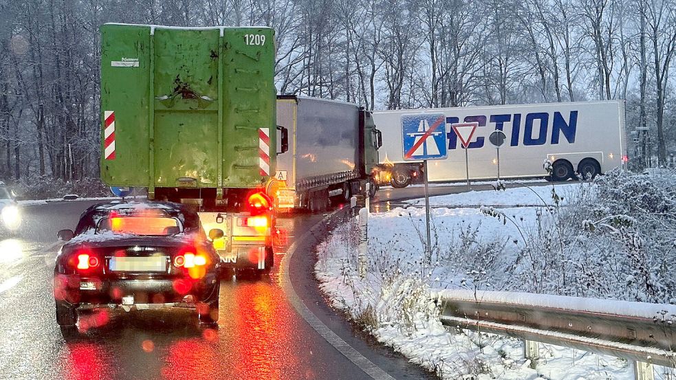 Die Fahrer von Autos und Lastwagen mussten sich am Mittwochmorgen auf Schnee und Glätte einstellen.