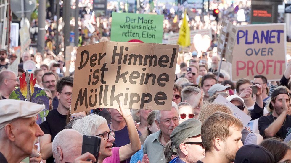 Beim globalen Klimastreik von Fridays for Future Hamburg sind mehrere Generationen vertreten. Foto: Franziska Spiecker