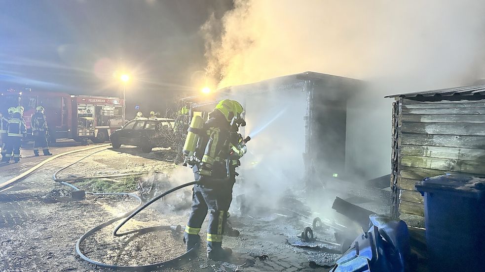 Vorläufiger Höhepunkt einer Reihe von Bränden im Raum Osteel: Feuerwehrleute löschen den brennenden Schuppen an der Bundesstraße. Foto: Feuerwehr/Carsten Redinius