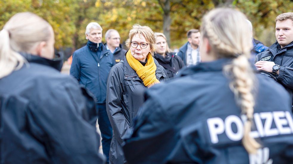 Niedersachsens Innenministerin Daniela Behrens spricht Anfang November mit Einsatzkräften der Polizei vor dem Fußballstadion von Hannover 96. Am Mittwoch hat Behrens sich mit Vertretern beider Vereine zum Thema Ausschreitungen in den Stadien getroffen. Foto: Moritz Frankenberg/dpa