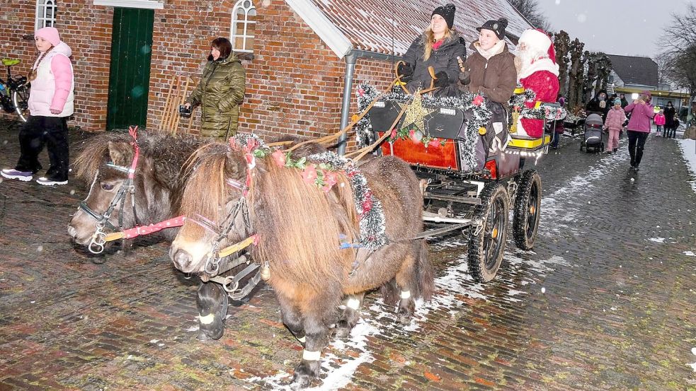 In Leezdorf fuhr der Nikolaus in einer Kutsche vor. Foto: Hans-Peter Schmitz