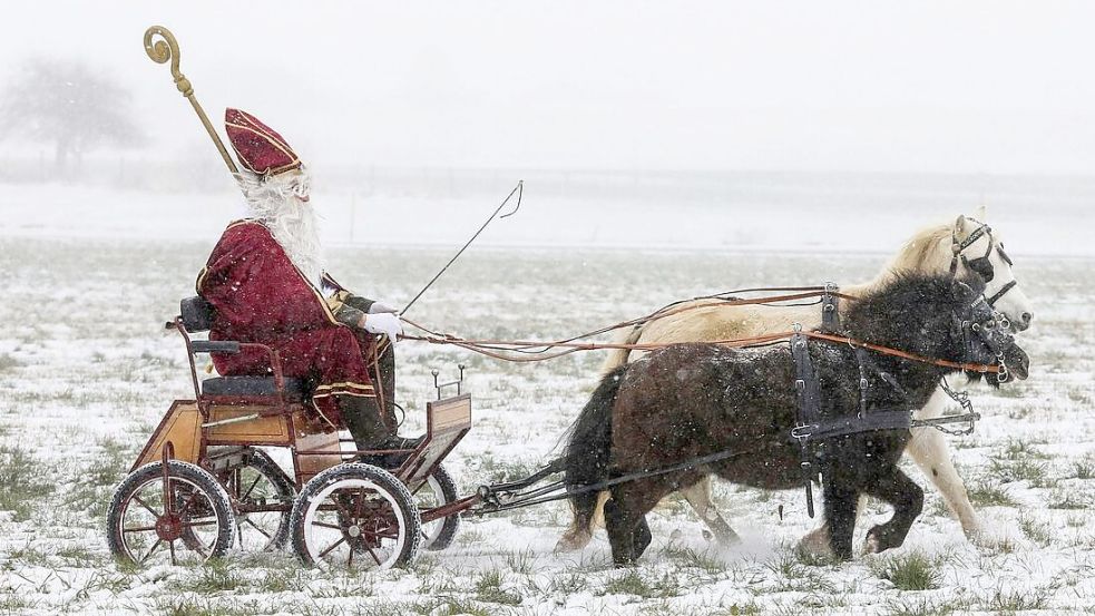 Bad Saulgau: Ein Nikolaus macht sich auf den Weg zur Arbeit. Foto: dpa/Thomas Warnack