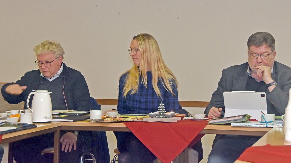 Brookmerlands Kämmerer Stephan Weers (links) erläuterte den Osteeler Doppelhaushalt. Bürgermeisterin Ida Bienhoff-Topp und Gemeindedirektor Gerhard Ihmels hörten ihm zu. Foto: Thomas Dirks