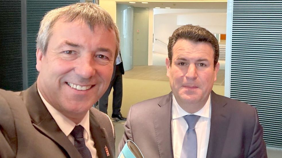 Vor der Tür zum Kabinettssaal im Bundeskanzleramt: Am Mittwoch nahm sich Bundesarbeitsminister Hubertus Heil vor der Sitzung Zeit für ein Foto mit seinem Parteikollegen Johann Saathoff.Foto: Johann Saathoff/privat