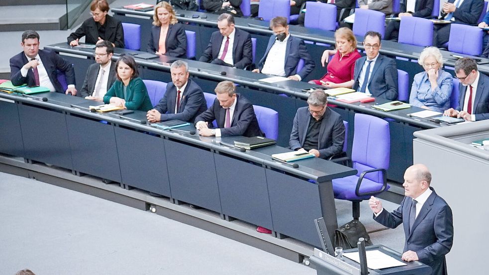 Wenn Johann Saathoff Ministerin Nancy Faeser vertritt, sitzt er auf der Regierungsbank zwischen Finanzminister Christian Lindner (FDP) und Außenministerin Annalena Baerbock (Grüne). Foto: DPA