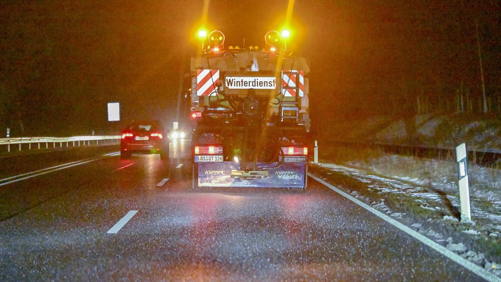 Ein Fahrzeug vom Winterdienst fährt am frühen Morgen auf der Autobahn. Foto: dpa/Patrick Pleul