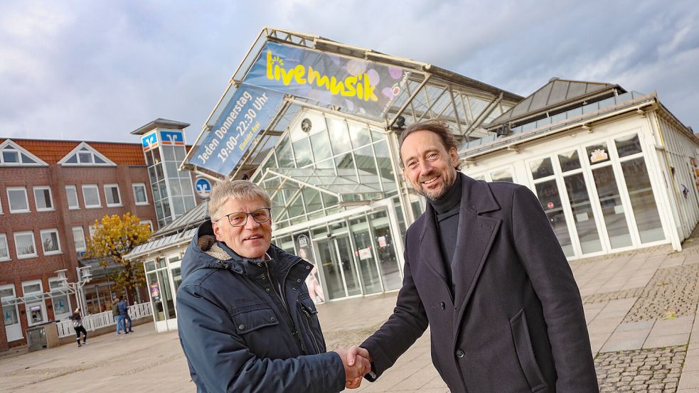Bürgermeister Horst Feddermann (links) und Carsten Dreyer (Café Extrablatt) freuen sich, dass der Umbau starten kann. Foto: Romuald Banik