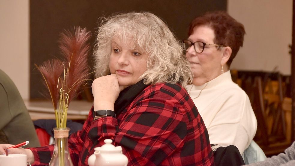 Neu für die SPD im Rat Upgant-Schott ist Bettina Greiner (vorne). Sie trat die Nachfolge von Barbara Maurer (im Hintergrund) an. Foto: Thomas Dirks