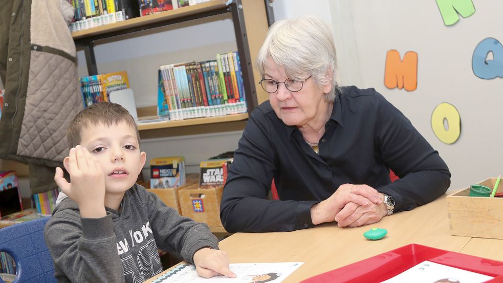 Hanna Tan bringt seit 20 Jahren Kindern das Lesen bei. Hände und Finger sind dabei ein wirksames Hilfsmittel. Fotos: Romuald Banik