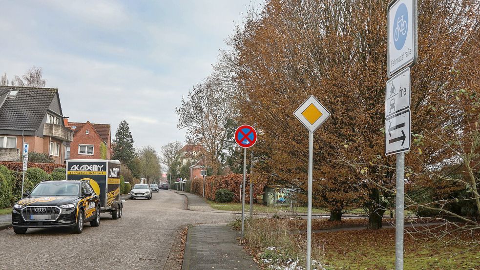Fahrschüler müssen im Extumer Weg nun nicht mehr auf die alte Regel „rechts vor links“ achten. Foto. Romuald Banik