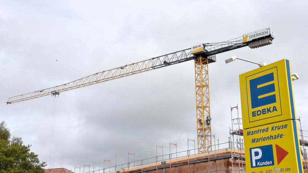 Diesen Baukran auf der E-Center-Baustelle in Marienhafe erklommen zwei betrunkene junge Männer Ende Juli. Foto: Thomas Dirks