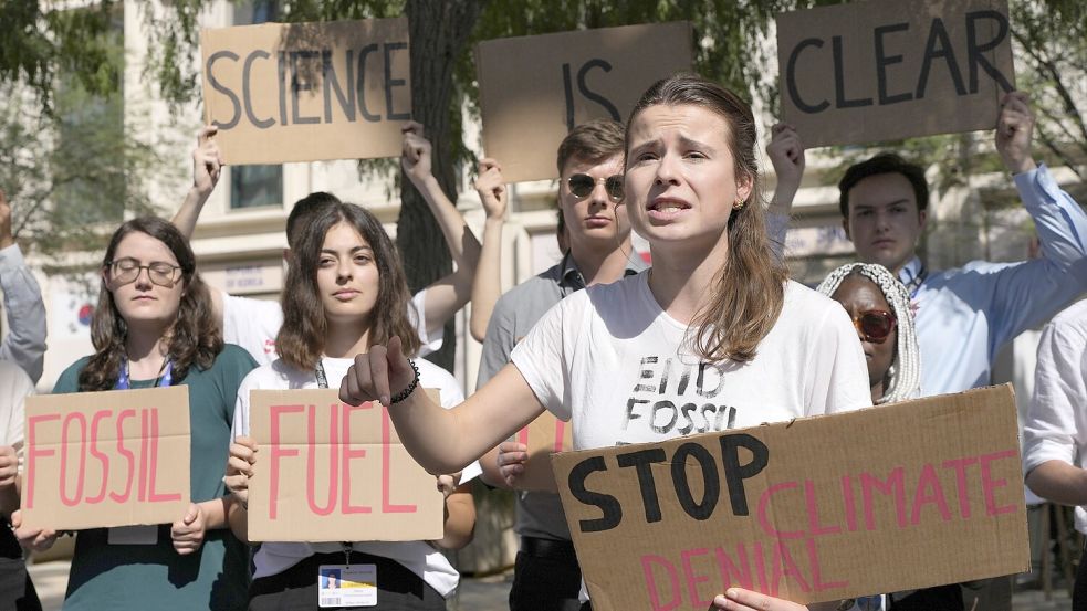 DIe Klimaaktivistin Luisa Neubauer (vorne) bei einem Protest gegen fossile Brennstoffe während der UN-Weltklimakonferenz (COP28) in Dubai. Foto: dpa/AP/Rafiq Maqbool
