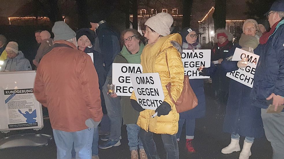 Auch die "Omas gegen Rechts" zeigten Gesicht in Norden. Foto: Walter Zuber/privat