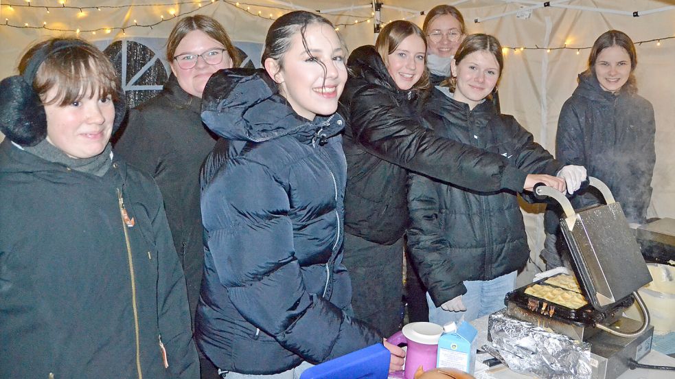 Die Mädels vom Jugendtreff der Kirche backten leckere Waffeln für die Besucher des Lichterfests. Foto: Aiko Recke