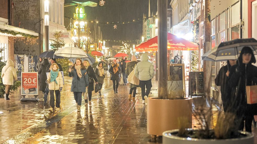 Wer zum Abend-Shopping in die frisch sanierte Auricher Fußgängerzone kam, hatte meist seinen Regenschirm dabei. Foto: Stephan Friedrichs