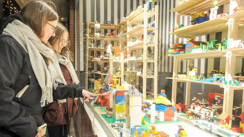Die Lego-Bauwerke ziehen immer wieder Aufmerksamkeit. Foto: Stephan Friedrichs