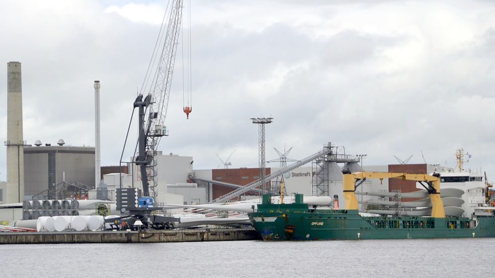 Für den Emder Hafen, hier die Verladung von Windrad-Bauteilen am Nordkai, fordert die IHK mehr Finanzhilfen vom Bund. Foto: Aiko Recke