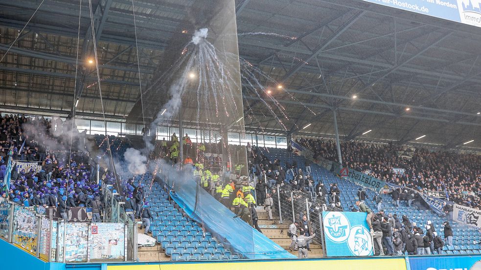 Chaoten beider Vereine beschossen sich gegenseitig mit Feuerwerkskörpern und richteten Schäden im Stadion an. Foto: imago images/RHR-Foto