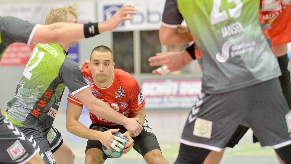 Nach einer furiosen ersten Halbzeit verkaufte sich die Mannschaft des OHV (mit Ball Balazs Molnar) anschließend gegen Aufstiegskandidat TV Emsdetten unter Wert. Fotos: Bernd Wolfenberg