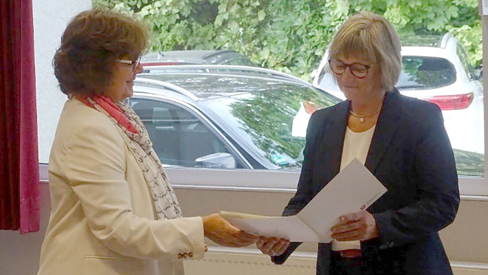 Dezernentin Silvia Messing (links) überreichte der neuen BBS-2-Schulleiterin Anja Poppen die Ernennungsurkunde. Foto: privat