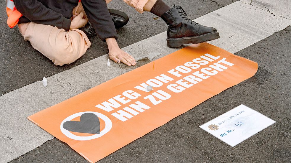 Die Letzte Generation stört aus Protest immer wieder den Straßenverkehr. So auch im Juli 2023 in Stralsund, als ein Mann als Reaktion auf die Blockade die Aktivisten von der Straße zerrte. Foto: dpa/Paul Zinken