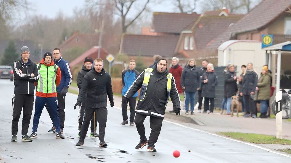 Mario Onken (rechts) und Alexander Dreesch schauen genau hin: Für Dietrichsfeld reichte es für den ersten Saisonsieg.Foto: Wilfried Gronewold