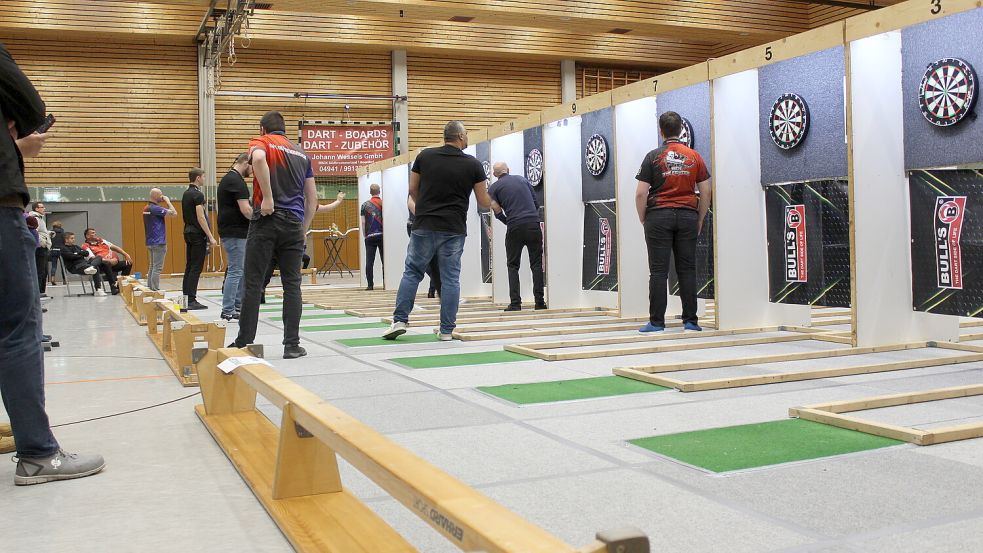Die Sporthalle Moorhusen verwandelte sich am Sonntag in ein Mekka für Dartspieler. Foto: Wolf-Rüdiger Saathoff